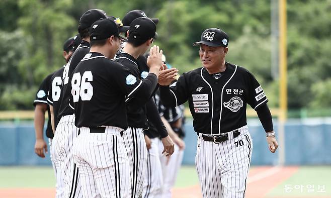 김인식 연천 미라클 감독이 선수들과 하이파이브를 하고 있다. 동아일보 DB