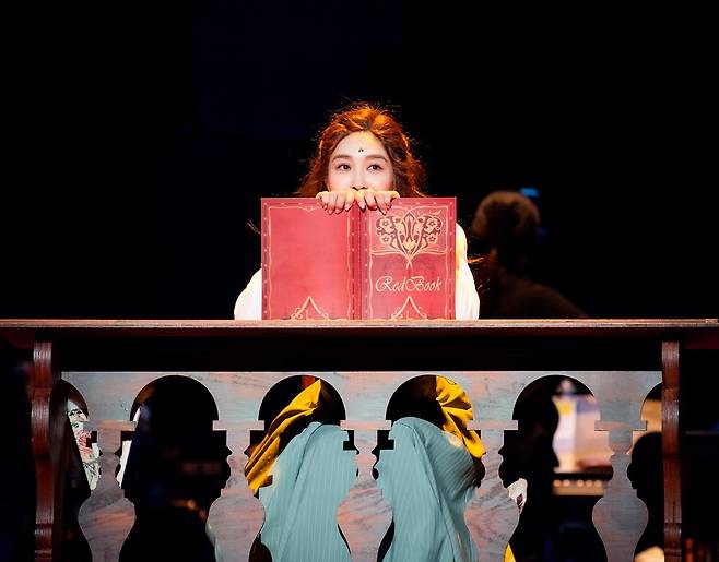 사회적 편견에 맞서 싸우는 여성의 이야기를 그린 뮤지컬 ‘레드북’.