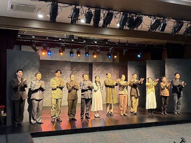 연극 ‘백학’ 출연진이 관객들 환호에 화답하는 박수를 보내고 있다.