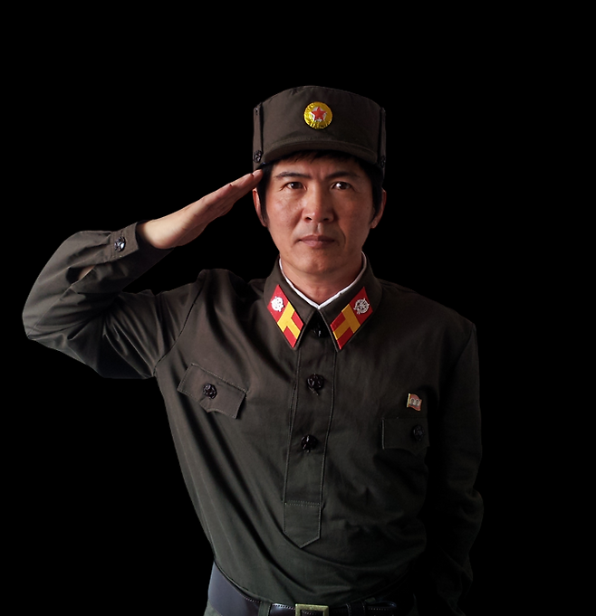 한국 입국 1년 뒤인 2004년 오하진 씨. 북한군 사관장 복장을 하고 배우들에게 북한군 경례 자세 등을 가르쳤다.