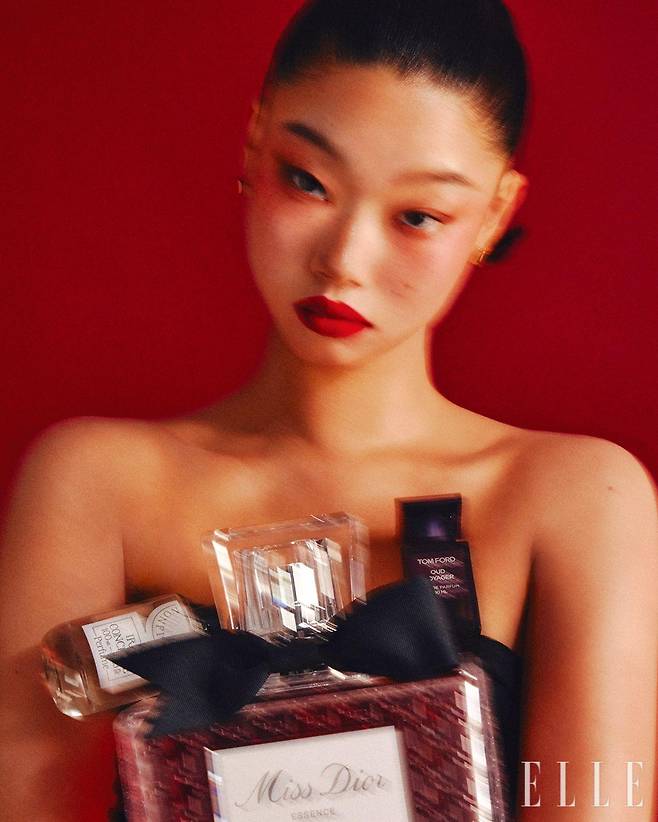 블랙 톱은 Annakiki. 골드 이어링은 Chalangsi.