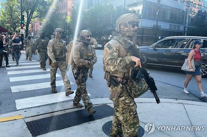 중무장한 채 시카고 시내 순찰하는 미 연방정부 요원들. 사진=연합뉴스
