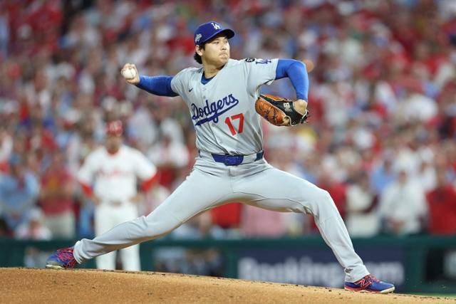 LA 다저스의 오타니 쇼헤이가 5일 미국 펜실베이니아주 필라델피아 시티즌스 뱅크 파크에서 열린 2025 미국 메이저리그 내셔널리그 디비전시리즈 1차전 필라델피아와의 경기에서 1회말 역투하고 있다. 오타니는 이날 6이닝 3실점으로 퀄리티를 스타트를 작성하며 팀의 5-3 승리에 공헌했다. 필라델피아=게티이미지·AFP 연합뉴스