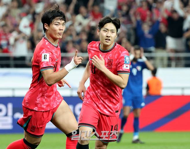11회 연속 월드컵 본선 진출을 확정지은 대한민국 축구대표팀이 10일 오후 서울 마포구 서울월드컵경기장에서 2026 FIFA 북중미 월드컵 아시아지역 3차 예선 최종전 쿠웨이트와의 경기를 가졌다. 후반 오현규가 팀의 세번째 골을 넣고기뻐하고 있다. 상암=김민규 기자 mgkim1@edaily.co.kr /2025.06.10/