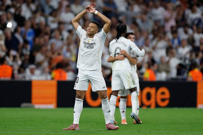 <yonhap photo-1703=""> Real Madrid's French forward #10 Kylian Mbappe celebrates scoring his team's third goal during the Spanish league football match between Real Madrid CF and Villarreal CF at the Santiago Bernabeu stadium in Madrid on October 4, 2025. (Photo by Oscar DEL POZO / AFP)/2025-10-05 06:49:12/ <저작권자 ⓒ 1980-2025 ㈜연합뉴스. 무단 전재 재배포 금지, AI 학습 및 활용 금지></yonhap>