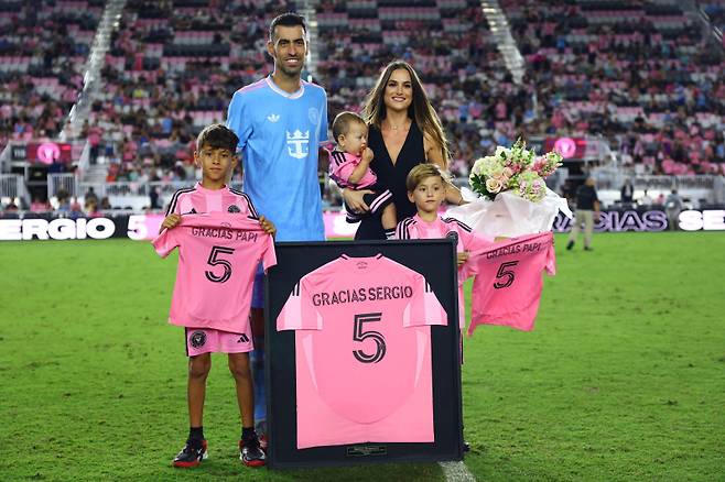 <yonhap photo-3206=""> FORT LAUDERDALE, FLORIDA - OCTOBER 04: Sergio Busquets #5 of Inter Miami CF poses with his family during his retirement ceremony from Inter Miami CF after the MLS match between Inter Miami CF and New England Revolution at Chase Stadium on October 04, 2025 in Fort Lauderdale, Florida. Megan Briggs/Getty Images/AFP (Photo by Megan Briggs / GETTY IMAGES NORTH AMERICA / Getty Images via AFP)/2025-10-05 11:09:22/ <저작권자 ⓒ 1980-2025 ㈜연합뉴스. 무단 전재 재배포 금지, AI 학습 및 활용 금지></yonhap>