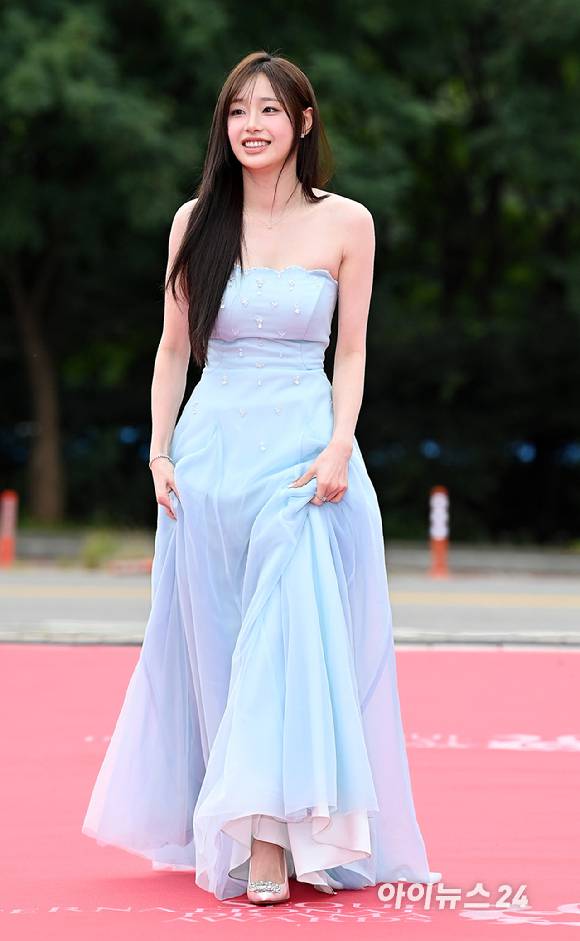 가수 츄가 2일 오후 서울 여의도 KBS홀에서 열린 '서울드라마어워즈 2025' 레드카펫 행사에 참석하고 있다. [사진=곽영래 기자]