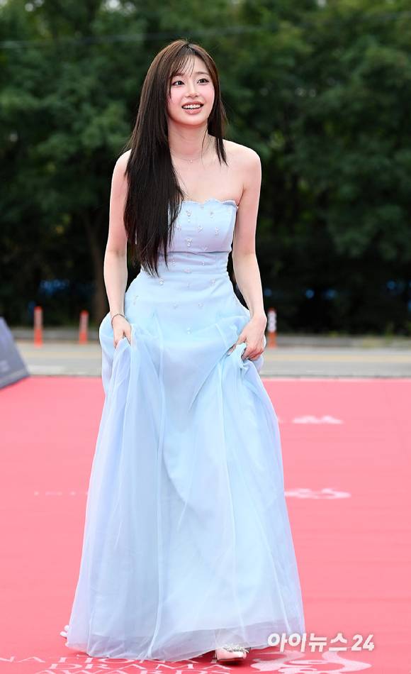 가수 츄가 2일 오후 서울 여의도 KBS홀에서 열린 '서울드라마어워즈 2025' 레드카펫 행사에 참석하고 있다. [사진=곽영래 기자]