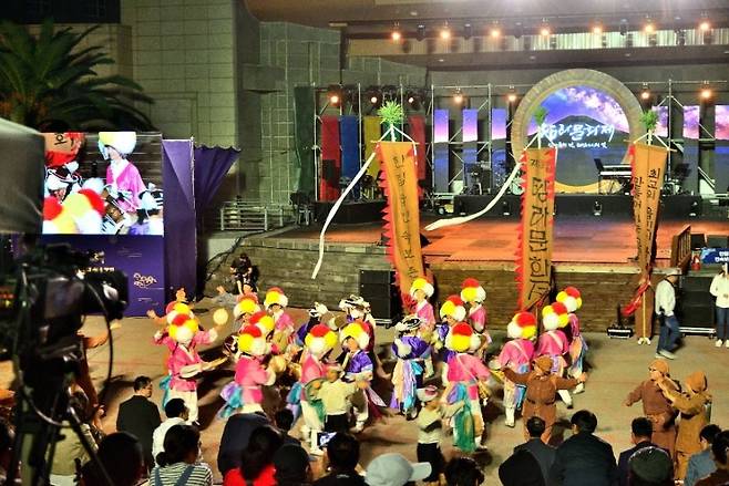 “탐라의 기억이 무대로 피어난다.”  지난 탐라문화제 개막 무대에서는 농악대 장단과 관객의 함성이 어우러졌다. 올해 축제는 원도심을 중심으로 다시 열린다.