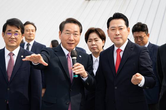 국민의힘 소속 유정복 인천시장은 유력한 차기 인천시장 후보다. 유 시장의 역점 사업인 제물포 르네상스에 당 지도부도 전폭 지원 중이다. 뉴스1