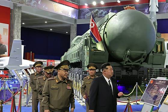 북한 노동당 기관지 노동신문은 5일 ″무장장비전시회 '국방발전-2025'가 지난 4일 수도 평양에서 성황리에 개막했다″라고 보도했다.  뉴스1