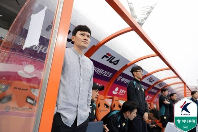 ▲ 강원FC 정경호 감독이 5일 강릉하이원아레나에서 열린 FC안양과 하나은행 K리그1 2025 32라운드 맞대결을 지켜보고 있다. 한국프로축구연맹 제공