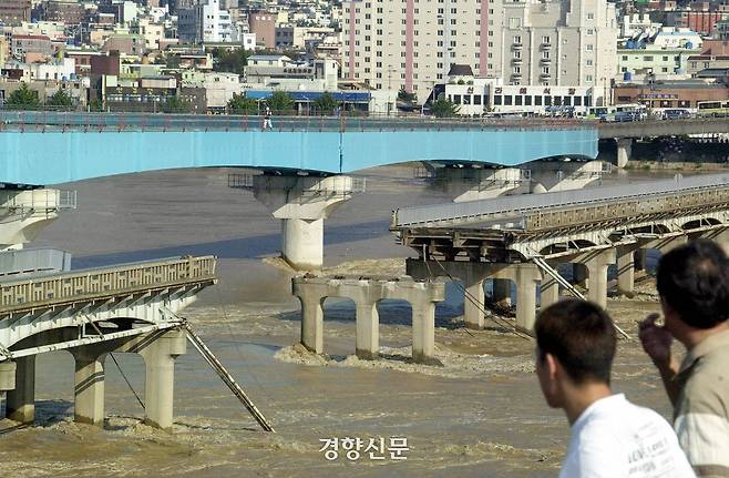 태풍 매미 영향으로 낙동강 물이 불어나면서 부산 옛 구포다리 일부 구간이 붕괴하자 행인들이 바라보고 있다. 서성일 선임기자