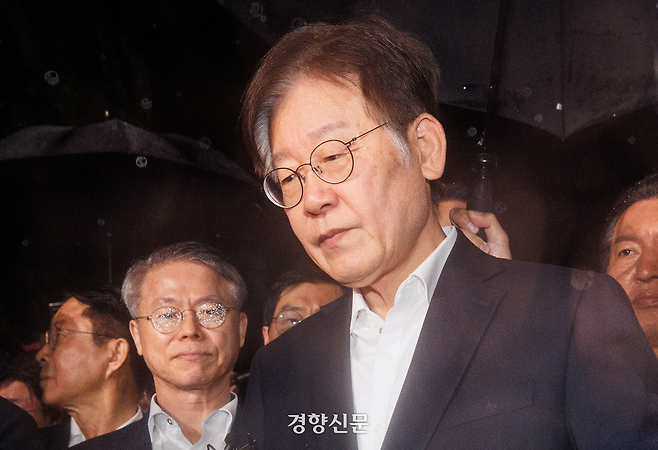 백현동 개발특혜·쌍방울그룹 대북송금 등 의혹으로 구속 전 피의자 심문(영장실질심사)을 받은 이재명 당시 더불어민주당 대표가 2023년 9월27일 구속 영장이 기각돼 경기 의왕시 서울구치소를 나서던 중 입장 발표를 위해 이동하고 있다. 경향신문 자료사진