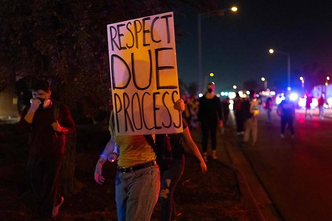 4일(현지시간) 일리노이주 브로드뷰에 있는 이민자 처리 및 구금센터 밖에서 시위대가 정부의 이민 단속에 항의하는 시위를 하고 있다. AFP│연합뉴스