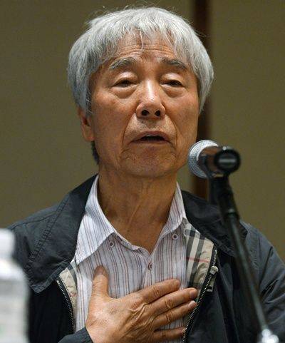 이우환 화백이 2016년 6월 30일 서울 중구 웨스틴조선호텔에서 기자회견을 열어 경찰 수사로 위조 판정을 받은 자신의 13점 그림에 대해 ‘진품’이라는 입장을 밝히고 있다. 국민일보DB