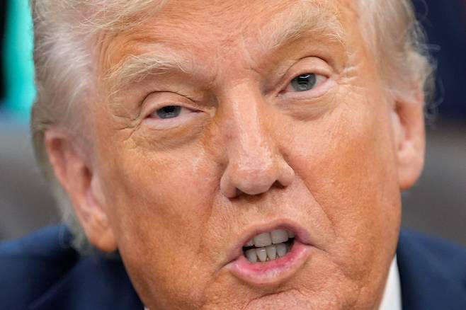 도널드 트럼프 미국 대통령이 지난달 30일(현지시간) 백악관 오벌오피스에서 발언하고 있다. 연합뉴스