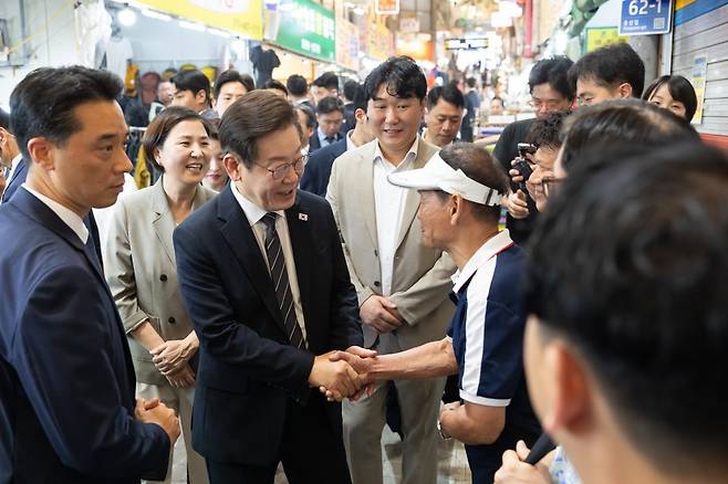 지난 9월 이재명 대통령이 인천 용현시장을 방문한 모습. 대통령실 제공