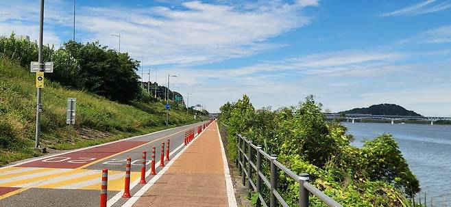 여의도에서 마곡으로 달리는 길. 날씨가 좋았다.