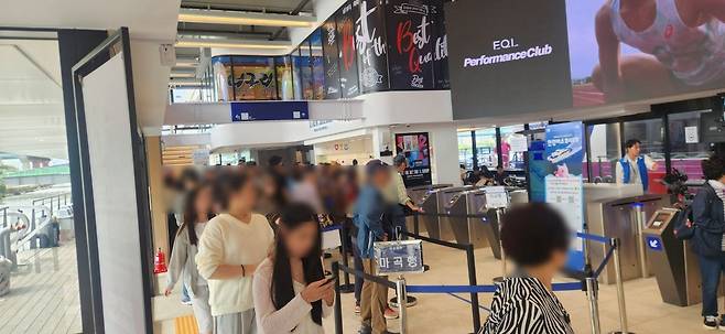 지난달 29일 오후 2시45분쯤 한강버스 여의도선착장에서 탑승을 기다리고 있는 승객들의 모습