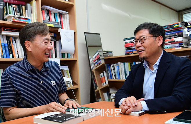 김정상 듀크대 교수(왼쪽)와 이정동 서울대 교수가 지난 16일 서울 관악구 서울대 공학관에서 만나 이야기를 나누고 있다. [유용석 기자]