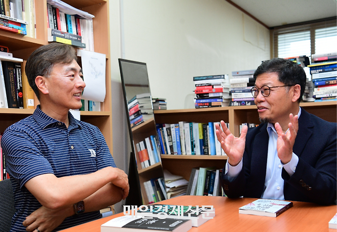 김정상 듀크대 교수(왼쪽)와 이정동 서울대 교수가 지난 16일 서울 관악구 서울대 공학관에서 만나 이야기를 나누고 있다. [유용석 기자]