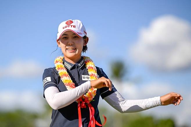 황유민이 5일(한국시간) LPGA투어 롯데 챔피언십에서 우승을 차지한 뒤 우승자 세리머니인 훌라춤을 추고 있다. AFP연합뉴스