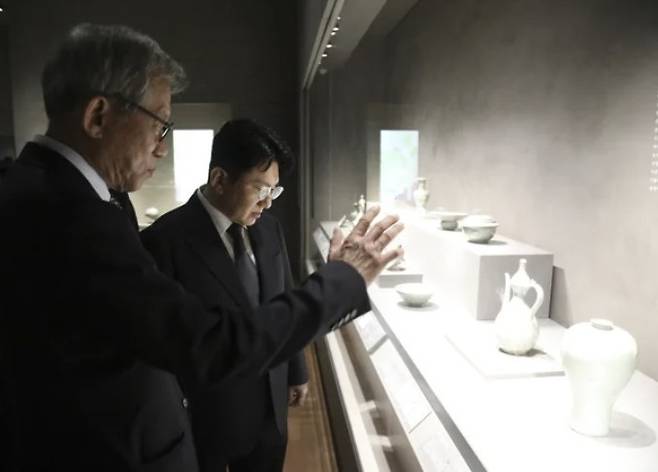 최근 국립중앙박물관에서 전시를 관람하는 유홍준 국립중앙박물관장(왼쪽)과 방시혁 의장 [사진 = 국립중앙박물관]