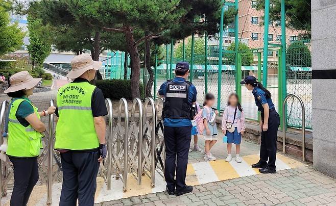 초등학교 주변 통학로 살피는 경찰관. 본 기사와 직접 관련 없음 [사진 = 연합뉴스]