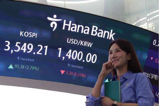 코스피가 종가 기준 역대 최고치인 3549.21로 마감한 2일 서울 중구 하나은행 딜링룸에서 딜러들이 업무를 보고 있다. (사진=연합뉴스)