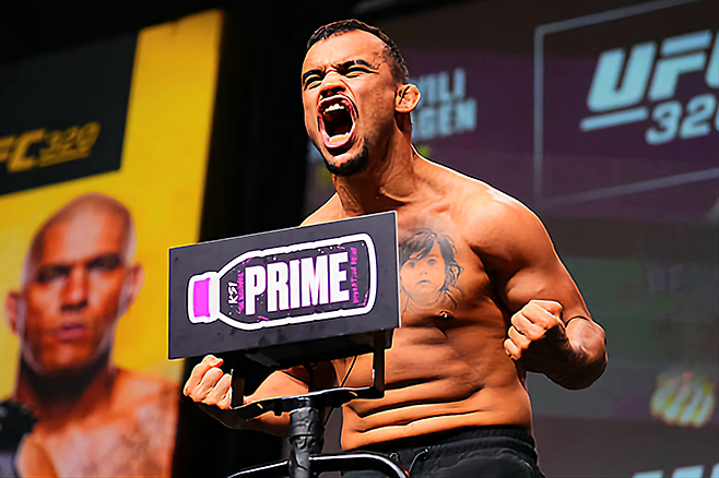 다니에우 구스타부 곤자가 산투스가 2025년 10월 미국 네바다주 패러다이스 MGM 그랜드가든 아레나 UFC 320 공개 계체 행사 촬영에 응하고 있다. 대회는 티모바일 아레나에서 열린다. 사진=TKO