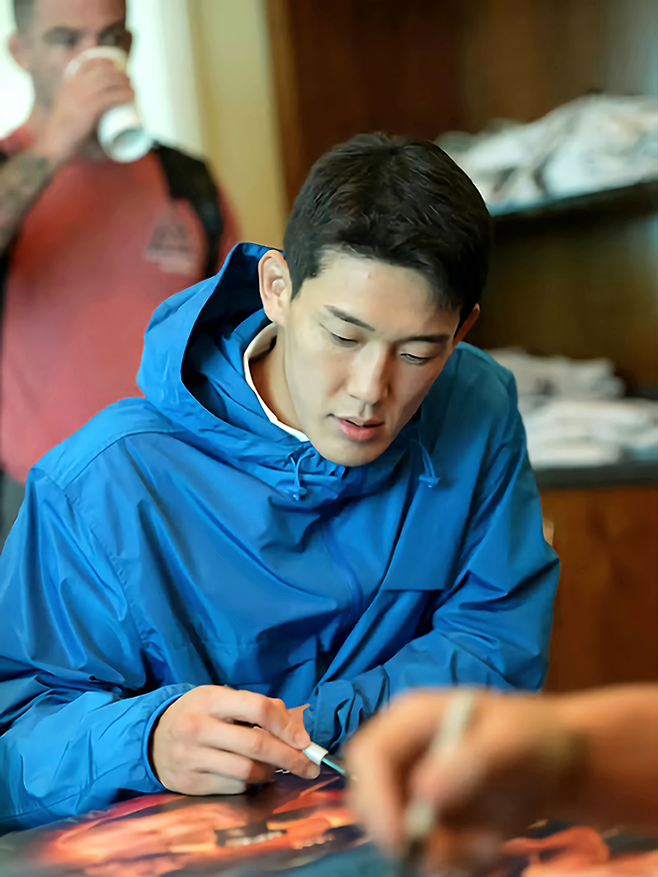 ‘좀비 주니어’ 유주상이 2025년 10월 UFC 320 미국 네바다주 현지 홍보를 위한 포스터에 친필로 서명하고 있다. 사진=TKO