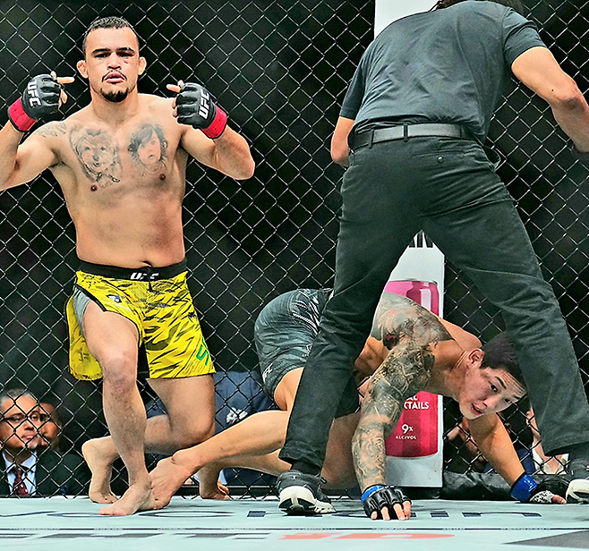 다니에우 구스타부 곤자가 산투스가 2025년 10월 미국 네바다주 패러다이스의 티모바일 아레나 UFC320 계약 체중 69.4㎏ Preliminary card 제3경기 ‘좀비 주니어’ 유주상에게 2라운드 21초 KO승을 거두며 기뻐하고 있다. 사진=TKO