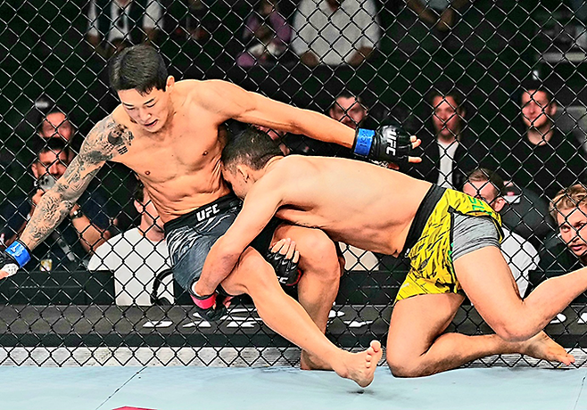 ‘좀비 주니어’ 유주상이 2025년 10월 미국 네바다주 패러다이스의 티모바일 아레나 UFC320 계약 체중 69.4㎏ Preliminary card 제3경기 1라운드 다니에우 구스타부 곤자가 산투스에게 테이크다운을 허용하고 있다. 사진=TKO