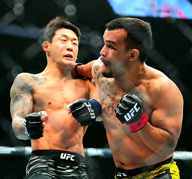 ‘좀비 주니어’ 유주상이 2025년 10월 미국 네바다주 패러다이스의 티모바일 아레나 UFC320 계약 체중 69.4㎏ Preliminary card 제3경기 다니에우 구스타부 곤자가 산투스에게 맞고 있다. 사진=TKO