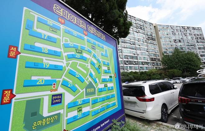 (서울=뉴스1) 김명섭 기자 = 서울 강남권을 대표하는 노후 대단지 아파트인 대치동 은마아파트가 최고 49층 5천893세대(공공주택 1천90세대) 규모 재탄생 한다.  2일 서울시에 따르면 전날 열린 제9차 도시계획위원회 신속통합기획 정비사업 등 수권분과위원회에서 강남구 은마아파트 재건축 정비계획 결정(안)을 수정가결했다. 사진은 이날 은마 아파트 모습. 2025.9.2/뉴스1  Copyright (C) 뉴스1. All rights reserved. 무단 전재 및 재배포,  AI학습 이용 금지. /사진=(서울=뉴스1) 김명섭 기자