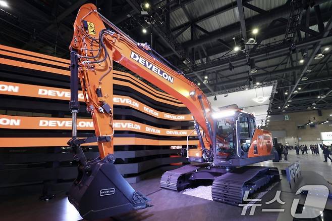 2025 서울모빌리티쇼에서 HD현대 차세대 굴삭기 디벨론 24톤급이 공개되고 있다 /사진=뉴스1