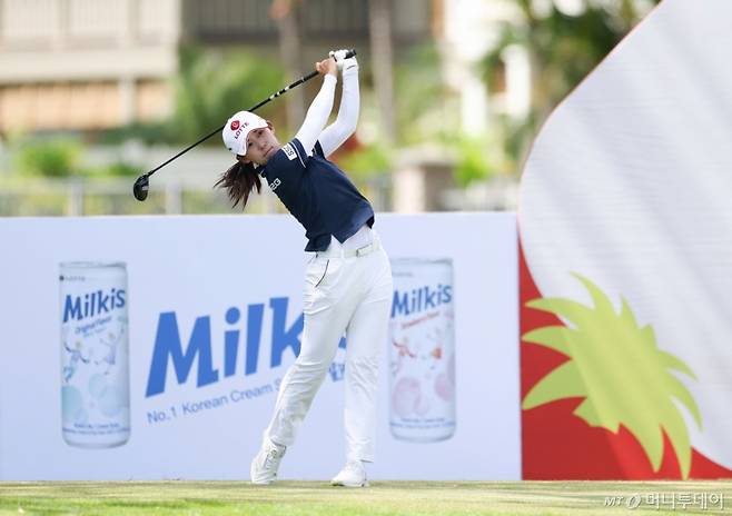 (서울=뉴스1) = 황유민이 4일(현지시간) 하와이 오하우섬 에바비치에 위치한 호아칼레이CC에서 열린 '2025 롯데 챔피언십' FR 2번홀에서 티샷하고 있다. (대홍기획 제공. 재판매 및 DB 금지) 2025.10.5/뉴스1  Copyright (C) 뉴스1. All rights reserved. 무단 전재 및 재배포,  AI학습 이용 금지. /사진=(서울=뉴스1)