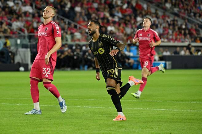 LA FC가 손흥민과 데니스 부앙가 없이 두 경기를 치러야하는 위기를 맞았다. 사진은 LA에서 활약 중인 부앙가의 모습. /사진=로이터