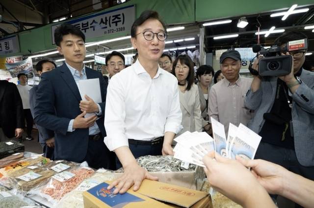 전재수 해양수산부 장관이 지난 1일 서울 마포농수산물시장을 찾아 추석 물가를 점검했다. 해양수산부 제공