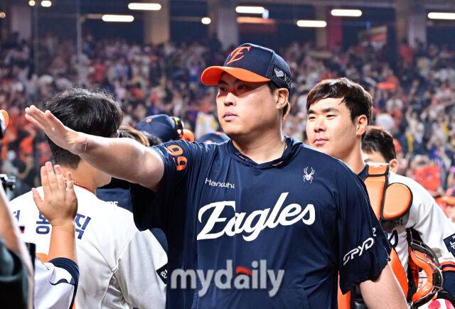 2025년 9월 26일 오후 대전 한화생명 볼파크에서 열린 '2025 신한 SOL뱅크 KBO 리그' LG 트윈스와 한화 이글스의 경기. 한화 류현진이 4-1로 승리한 뒤 기뻐하고 있다./마이데일리