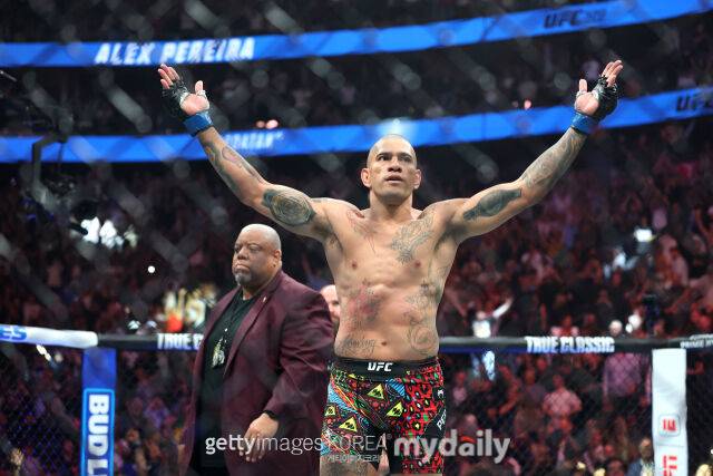 승리 세리머니를 펼치는 페레이라(오른쪽). /게티이미지코리아