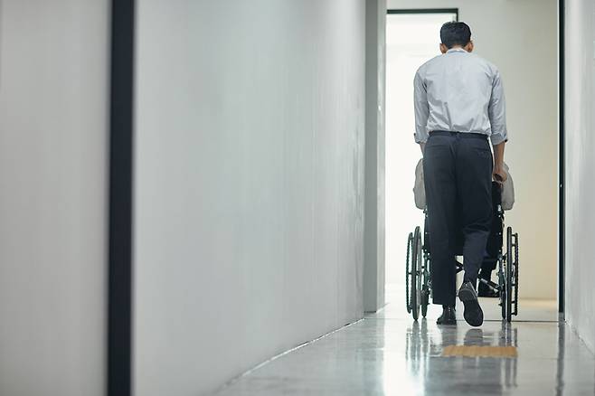 고령층을 중심으로 가입이 확대되고 있는 간병인보험이 최근 손해율 급등으로 경고등이 켜졌다 [게티이미지뱅크 제공]