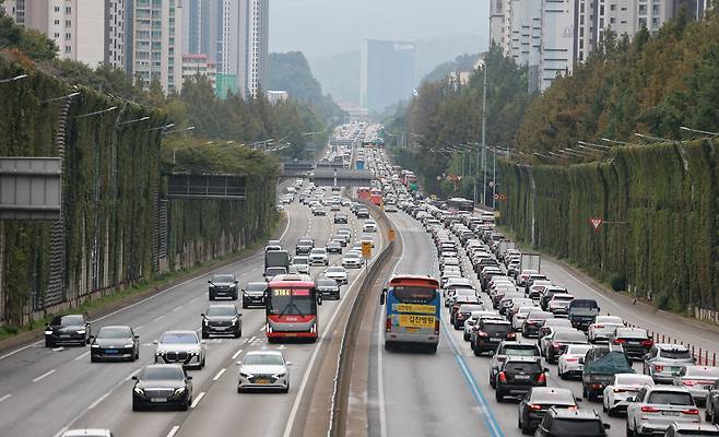 추석 연휴엔 장거리 운전과 교대 운전이 늘어나는 만큼, 보험 보장 범위 점검이 필수다. 단기 특약·마일리지 할인·카드 혜택까지 챙기면 보험료를 효과적으로 줄일 수 있다. 사진은 추석 연휴 첫날인 지난 3일 경부고속도로 서울 잠원나들목 인근 하행선이 정체된 모습. [연합]