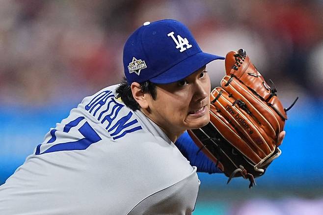 [필라델피아=AP/뉴시스] 메이저리그(MLB) LA 다저스 오타니 쇼헤이가 5일(한국 시간) 필라델피아 필리스와의 내셔널리그 디비전시리즈 1차전에 선발 등판해 2회말 공을 던지고 있다. 2025.10.05.