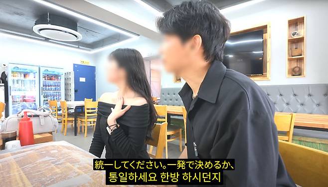 [서울=뉴시스] 전라남도 진도의 한 횟집 종업원이 유튜버 창현 일행에게 "메뉴를 통일해서 주문하라"고 강요해 불친절 논란이 일고 있다. (사진 = 창맨 유튜브 갈무리) 2025.10.05. *재판매 및 DB 금지
