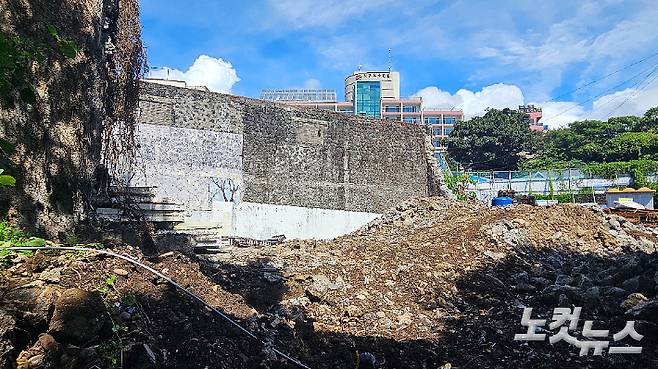 외벽 일부가 허물어진 관광극장. 고상현 기자