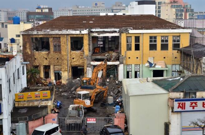2012년 12월 옛 제주시청사 철거 모습. 김영하 전 기자 제공