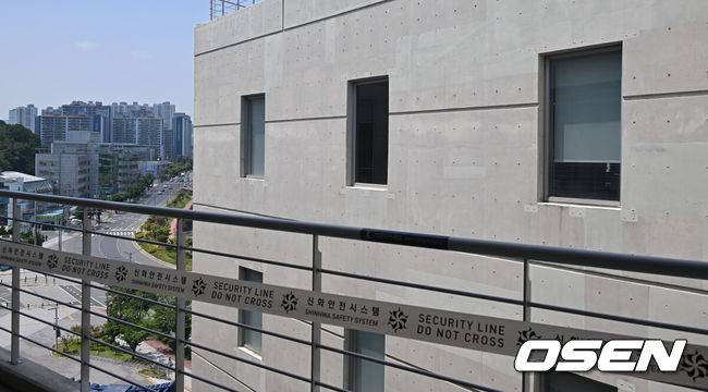 [OSEN=창원, 이석우 기자] 30일 창원NC파크에서 2025 신한 SOL 뱅크 KBO 리그 NC 다이노스와 한화 이글스의 경기가 열린다. 홈팀 NC가 긴 방황을 끝내고 홈구장으로 돌아왔다.창원NC파크 외벽 구조물 추락 사고로 야구팬이 사망한 사고의 원인이 된 루버가 제거되어 있다. 2025.05.30 / foto0307@osen.co.kr