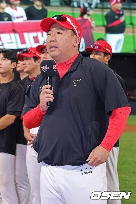 이범호 감독이 2025 최종전을 승리하고 팬들에게 내년 가을야구를 약속했다./KIA 타이거즈 제공